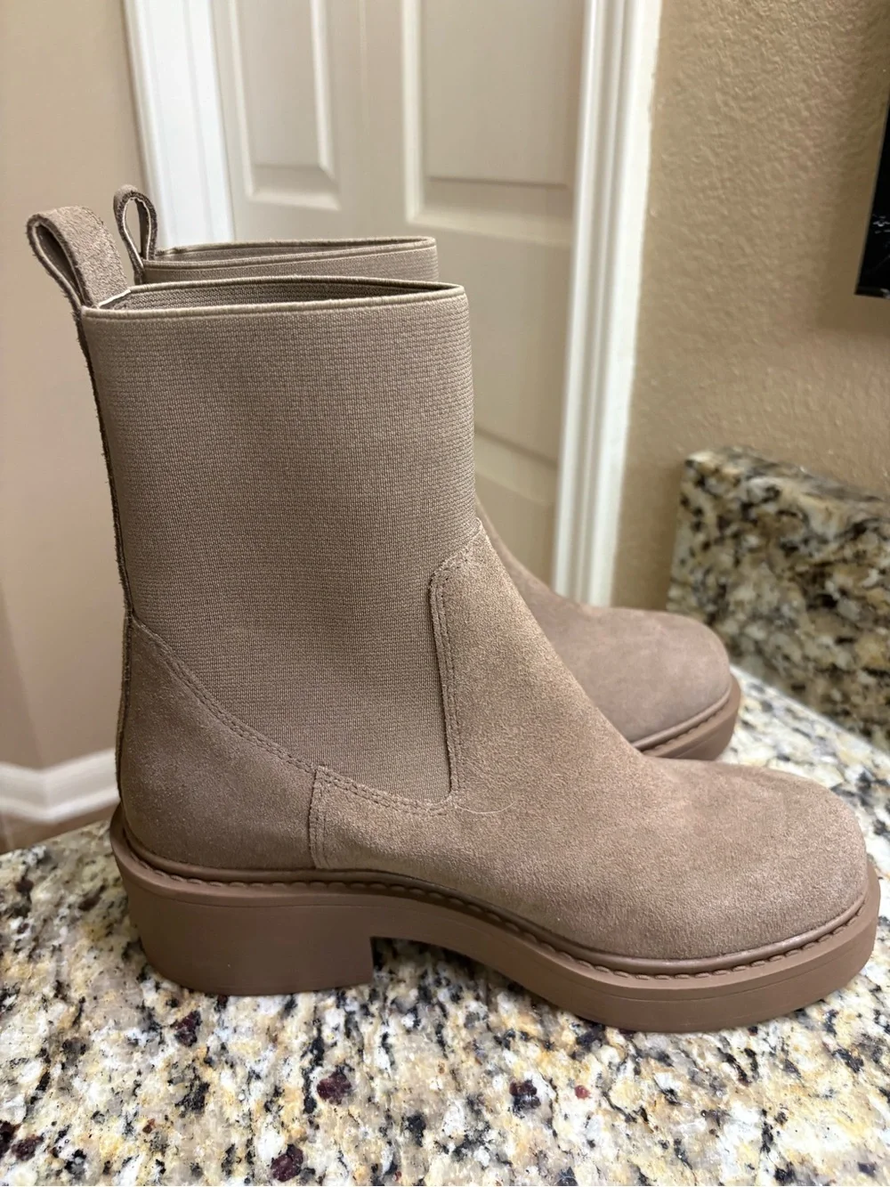 Blondo Frankie Waterproof Chelsea Boot Size 8 in Taupe Suede- New Without Box